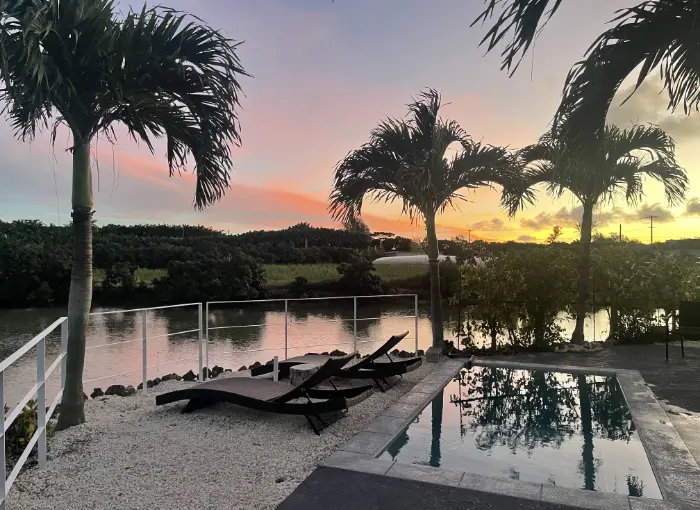 サンセットに染まるラグーンとヴィラ