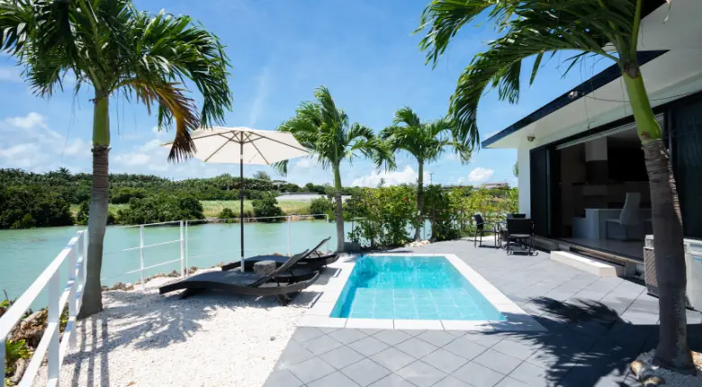 専用プール付き。目の前は海。