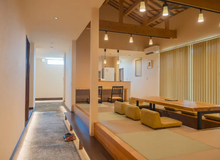 サンセットに染まるラグーンとヴィラ