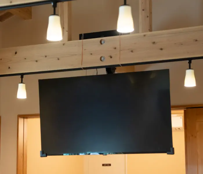 大型モニターとBoseのスピーカー