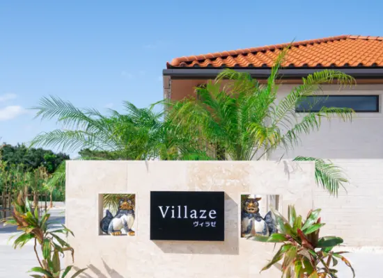 赤瓦屋根と土間のある沖縄の伝統建築